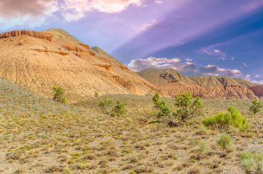 Doğanın en büyük başyapıtına hazır olun! Gün batımında Boguty Kızıl Dağları 'nın engebeli güzelliğiyle kusursuz bir şekilde harmanlanan pamuk helva gökyüzüne hayranlık duyun. Çöl Günbatımı Doğa Mükemmelliği