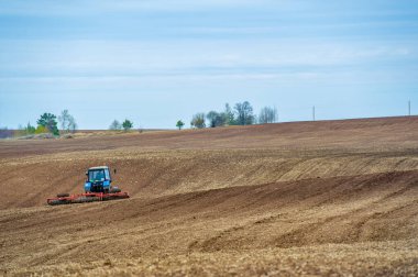 Kesinlikle saban süren küçük mavi traktörümüzün hassasiyetini ve becerisini tecrübe edin. Tarımsal mükemmelliğimizle verimli bir hasat için bize yol göster. Şahit manevraları ustaca.