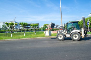 10 08 2014 Rusya Chelny traktör çeşitli kargo taşıyabilir kaldırım levhaları ve paletleri monte edilmiş bir kova ile toplamak için kullanılabilir