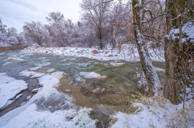 Nehir kışın donar. Kışın nehir gerçek bir harikalar diyarına dönüşür. Büyüsünü hiç yaşamadıysanız, şimdi tam zamanı..