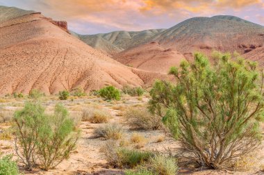 Red Boguty Dağları 'nda çarpıcı bir günbatımının tadını çıkarın. Doğanın şaheserinde bir renk senfonisi deneyimleyin. Bu nefes kesici alanda canlı ateş efektleri yakala.