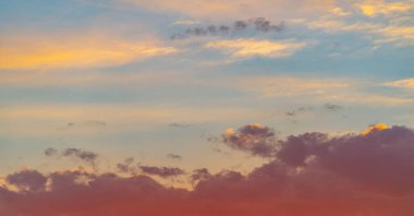 Gökyüzü, bulutlar hayatıma yağmur veya fırtına getirmek için değil günbatımı gökyüzüne renk katmak için giriyor. Güneş her zaman bulutların üzerinde parlar.