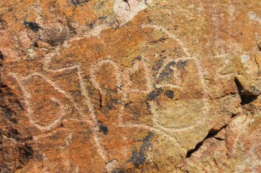 Petroglifler vasıtasıyla antik sanat ve tarihi araştırın. Zamanda geri git ve geçmişin kültürünü keşfet. Petrogliflerin güzelliğini doğal bir ortamda tecrübe edin..