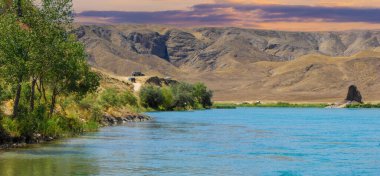 Doğanın gücünün güzelliğini hisset. Kıyılarında saklı mücevherler keşfedin. Rahatlatıcı sesleri dinleyerek sakinleş..