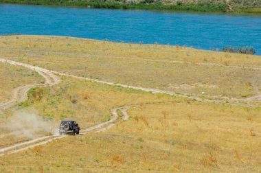 Güçlü bir araçta engebeli bir arazi deneyimi. Dağlara tırman ve off-road arazisini keşfet. Uzak yerlerde maceranın tadını çıkar..
