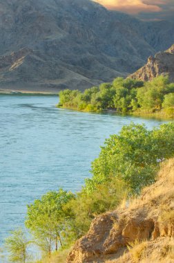 Gün batımında Orta Asya 'nın nefes kesici güzelliğinin tadını çıkar. Eşsiz jeolojik oluşumları ve nehir manzaralarını araştırın. Kendinizi sakin bozkırlara daldırın ve doğayla bağlantı kurun..