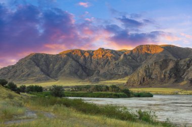 Bozkırda gün batımının dramatik renklerinin tadını çıkar. Dolaşan nehirlerde dolaş ve doğal güzelliğin tadını çıkar. Çarpıcı kayalıkları ve engebeli manzaraları keşfedin. Vahşi yaşamı en iyi şekilde keşfedin..