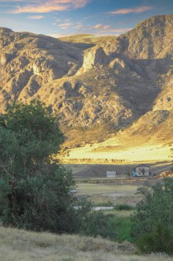 Uçurumların, nehirlerin ve günbatımının yarattığı huzur dolu bozkırın güzelliğine dalın sizi huşu içinde bırakacak güzel bir sahne yaratın.