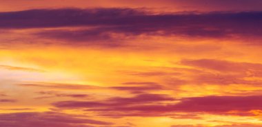 Gün batımının bulutları romantizm. Hayatta birçok şey bekleyebilir, ama gün batımı beklemez, izle.