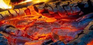 Şöminede yangın var. Atalarımız, ateşin kılıç dişli kaplanları püskürttüğünü keşfettiler ve çevrelerindeki bölge güvenli bir yer haline geldi. Sosyal bir alan haline geldi.