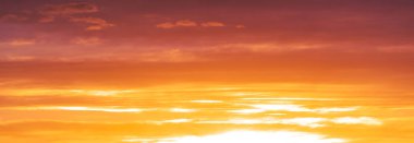 Gün batımının bulutları romantizm. Eğer onları atmazsak hayallerimiz gökyüzüne ulaşabilir. Bir bulut kalesi için mimari kurallar yoktur.