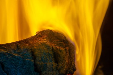 Evinizde sıcaklık ve ortam yaratın. Ses çatırtısı ve büyüleyici alevlerin keyfini çıkarın. Doğal kaynakların ısıtma için etkili kullanımı fosil yakıtlara olan bağımlılığı azaltır.