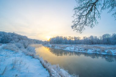 Kış harikalar diyarının cazibesini tecrübe et. Güneşin ışıldayan buzu nasıl aydınlattığına bakın. Kendinizi bu donmuş manzaranın güzelliğine ve sükunetine bırakın..