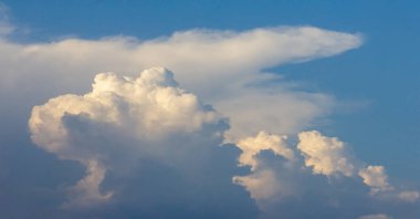 Gökyüzü, bulutlar hayatıma yağmur veya fırtına getirmek için değil günbatımı gökyüzüne renk katmak için giriyor. Güneş her zaman bulutların üzerinde parlar.