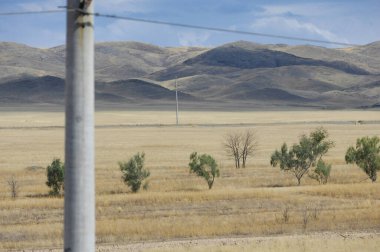 Çayır, düz, çöl. Çöl batan güneşe masallarını fısıldarken parlak renkler ufku aydınlatarak yıldızların altında büyülü bir gece vadediyor. Çöl Fısıltısı