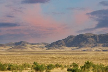 Steppe, Prairie, şu sarp dağ tepeleri ve kurak çöl ovalarının nefes kesici birleşimine bakın, doğanın güzelliğinin muhteşem bir portresini oluşturuyor. Doğa Serbest Bırakılmış Çöl Harikaları