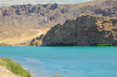 Nehir ve dağların nefes kesici manzarasının tadını çıkar. Huzurlu manzarada gün batımına tanık olun. Kendini doğanın güzelliğine ver. Rahatlayın ve bu güzel yerde gençleşin..