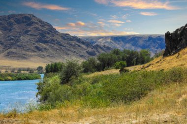 Bozkırın nefes kesici güzelliği. Rahatla ve doğanın sükunetiyle çevrili gevşe. Kayalıklardan ve nehirden gün batımını seyreden muhteşem bir tanık. Bu güzel yerde huzur ve sükunet bul.