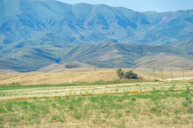 Yazın eteklerin ve görkemli dağların güzelliğini keşfedin. Yürüyüşün, bisikletin ve diğer doğa aktivitelerinin tadını çıkarın. Nefes kesici manzaranın tadını çıkar.