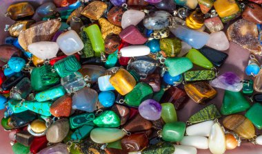 Yarı değerli taşlar. Kolyeler süslemeler. Yarı değerli taşlar, organik olarak yaratılmış sert taşlardır. Lav ya da okyanus sıcak noktaları, mayınlar ve kabuklar dahil.