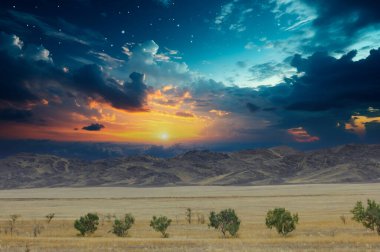 Çayır, düz, çöl. Çöl batan güneşe masallarını fısıldarken parlak renkler ufku aydınlatarak yıldızların altında büyülü bir gece vadediyor. Çöl Fısıltısı