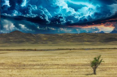 Steppe, çayır, sade, çöl. Bu inanılmaz yıldırım gösterisi beni koltuğumun kenarına oturttu. Karanlık gökyüzünde şimşekler çakıyordu. Çarpıcı bir görsel senfoni yaratıyordu.!