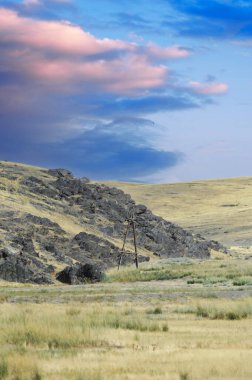 Çayır, düz, çöl. Güneş çorak çölün üzerinde batarken, engin boşlukta turuncu bir renk bırakıyor, izolasyon hissi çöl yalnızlığını güçlendiriyor. Vahşi doğa Yalnızlığı