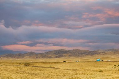 Steppe, Prairie, sade, pampa. Büyülenmeye hazır olun! Çayırdaki ufka veda eden güneş, altın ışınlarını narin çimenlere saçıyor. Seni dehşete düşürecek bir manzara.!