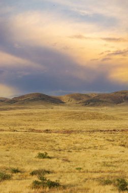 Steppe, Prairie, sade, pampa. Doğa büyüleyici bir gösteri sergiliyor güneş bozkırın ufkunun gerisinde kayarken ardında parlak renkli şelalelerle boyanmış bir gökyüzü bırakıyor! Sunset Splendor, Panorama