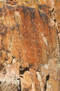 Bozkır bölgesinin antik kaya resimlerini araştırın. Petrogliflerin tarihini ve anlamını öğren. Bozkırın kültürel mirasını bu oymalarla keşfedin..