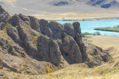 Nehrin ve mavi sularının güzelliğinin tadını çıkar. Sakin sularda rahatla ve rahatlatıcı sesleri dinle. Nehir kıyıları boyunca eşsiz kaya oluşumlarını keşfedin..