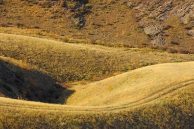 Kayaların arasından akan bir nehrin olduğu güzel doğal bir manzara. Balıkçılık ve kamp gibi açık hava aktiviteleri için popüler bir yer. Kaya oluşumları tarafından çerçevelenmiş nehrin nefes kesici manzarası.