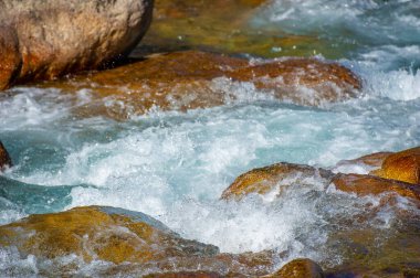 Doğadaki akan suyun güzelliğini yakalamak. Fotoğraflar nehirlerin ve taşların ahenk ve sükunetini gösteriyor. Doğal hayatın huzur ve sükunetini kutlayan doğa fotoğrafları..