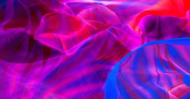 Kusursuz kaleydoskop, pembe ipek. İpek krep sateni parlak önü olan orta ağırlıklı bir kumaştır. Zarif, zengin kumaşlar ve güzel parıltılar lüks tasarımlara izin verir..