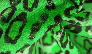 İpek kumaş yeşil, leopar desenli. Hafif leopar desenli ipek senin tasarımın için mükemmel, şık görünüyor ve kaba değil! Doku, arkaplan, desen