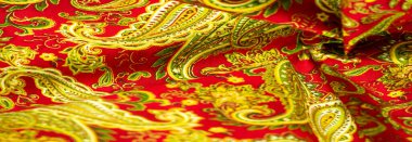 Kırmızı arka planda desenli yeşil desen. Beatles tarafından popüler hale getirilen kovboy ve motorcuların bandanalarını süsledim, hippiler çağına öncülük ettim ve rock 'n roll' un amblemi oldum..