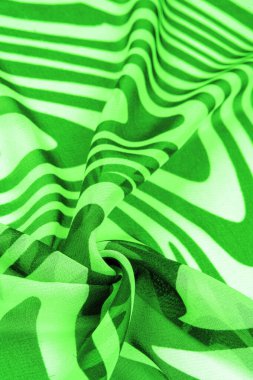 İpek kumaş, yeşil ve beyaz soyut çizgiler. Soyut beyaz ve yeşil desenlerin sihirli formu. Retro modern dekor, tekstil sanatı, tasarım, doku, arkaplan, kalıp