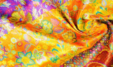 Kusursuz. Brocade. Bu ipek, koyu turkuaz batık çiçekler ve dalgalı leylak hatlarıyla süslenmiş parlak sarı bir tabana sahiptir. Sulu turkuaz vuruşlar kumaşın içinde soyut bir şekilde dolaşır..