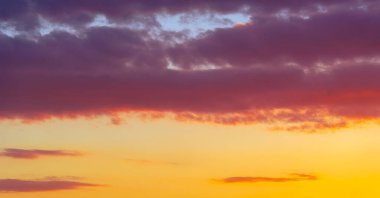 Gün batımının bulutları romantizm. Hayatta birçok şey bekleyebilir, ama gün batımı beklemez, izle.