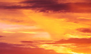 Gün batımının bulutları romantizm. Bulutlar düşünmez, sadece sürüklenirler. Güneş batıyor ve kalbim genişliyor. Umut. Hiçbir şeyin önemi kalmayana kadar