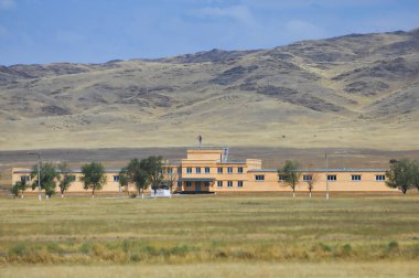 Prairie, çayırı askeri tank eğitim alanı olarak kullan. Askeri tankları eğitim sahasında tutun ve çalıştırın. Eğitim amaçlı gerçekçi bir savaş ortamı oluştur.