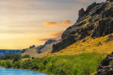 Bozkırın nefes kesici güzelliği. Rahatla ve doğayla çevrili sakin bir ortamda rahatla. Kayalıkların ve nehrin üzerindeki çarpıcı günbatımını izle. Bu güzel yerde huzur ve sükunet bul..