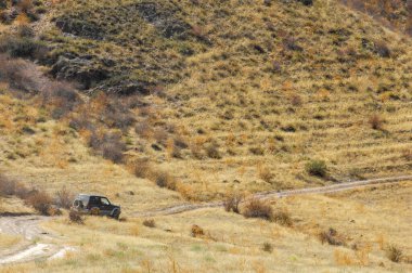 Her macera için tasarlanmış bir araçla engebeli araziyi keşfedin. Kendine güven ve istikrarla dağ yollarına meydan oku. Arabanızın konforundan nefes kesici manzaranın tadını çıkarın..