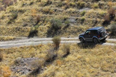Kendine güvenerek arabanı sürerken çölü keşfet. Kolayca engebeli arazide gezinebilirsin. Arabanızla sapa bir maceraya çıkın..