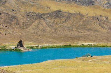 Sıcak yaz günlerinde nehirde ferahlatıcı bir yüzüşün tadını çıkarın bozkırda akan nehrin doğal güzelliğini keşfedin ve muhteşem uçurumlar ve manzaralarla çevrili su kenarında dinlenin.