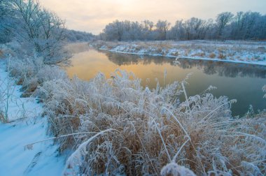 Gün doğumunda bir kış harikalar diyarının güzelliğini tecrübe et. Altın güneş, büyüleyici donmuş nehri aydınlatıyor. Tuhaf ve büyülü atmosfer eşsiz bir kış deneyimi yaratıyor..