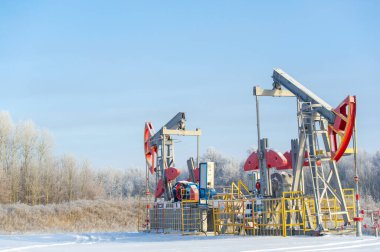 Pumpjack yağ pompalarının büyüleyici güzelliğini ışıl ışıl bir donla deneyimleyin. Petrol sahalarının doğal güzelliğinden esinlenerek büyüleyici ve büyülü manzaralar yakalıyoruz..