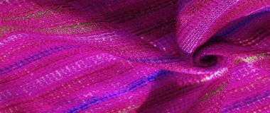 Kırmızı-mavi-yeşil çizgili yakut kırmızısı kumaş, çok açık elastik forma, ışık parıltısı. desen arkaplan, desen kartpostal