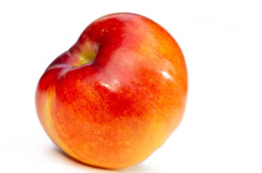 Beyaz arka planda elma. Elmalar çok çeşitli sağlık faydaları sağlayan besleyici bir güç kaynağıdır. Kalorileri düşük ve lifleri yüksek. Vitamin ve mineraller için mükemmel bir kaynak..