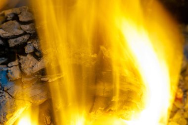 Şöminede yangın var. Çekici birini bulduğumuzda, gözbebeklerimiz büyür ve diğer kişiye bilinçaltı işareti göndeririz. Kamp ateşinin sıcacık ışığında, gözbebeklerimiz doğal olarak büyür..